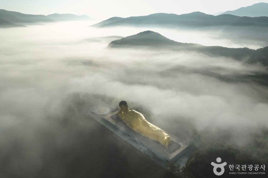 운해를 품은 밀양 영산정사의 와불상